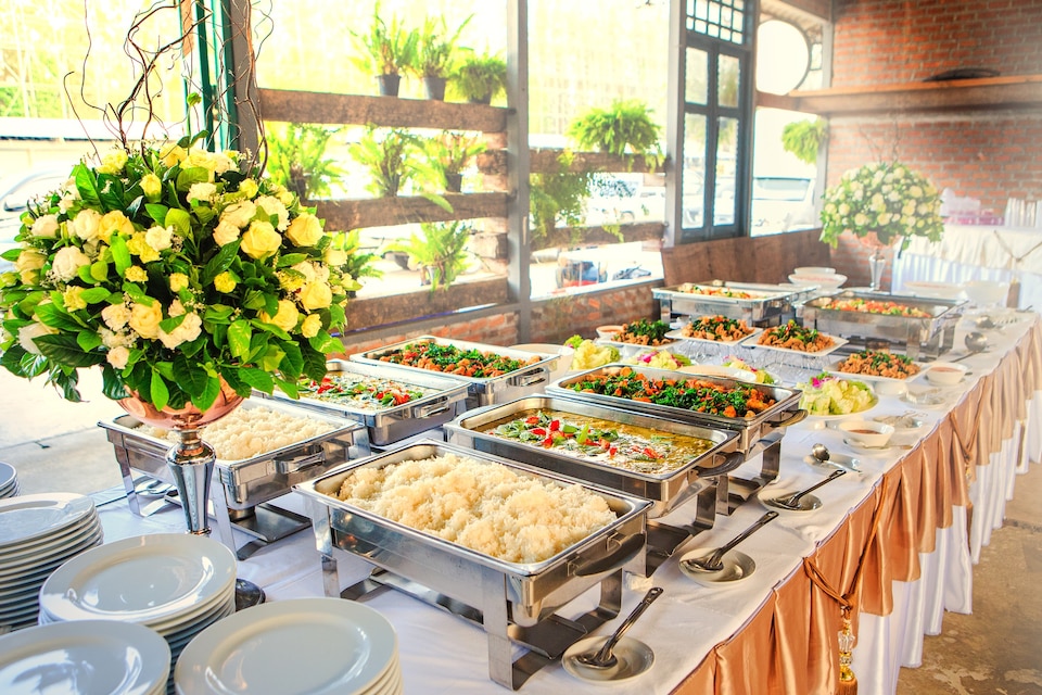 20230811191344_[fpdl.in]_thai-buffet-dinner-beautifully-arranged-wedding-sunshine_42044-3632_large